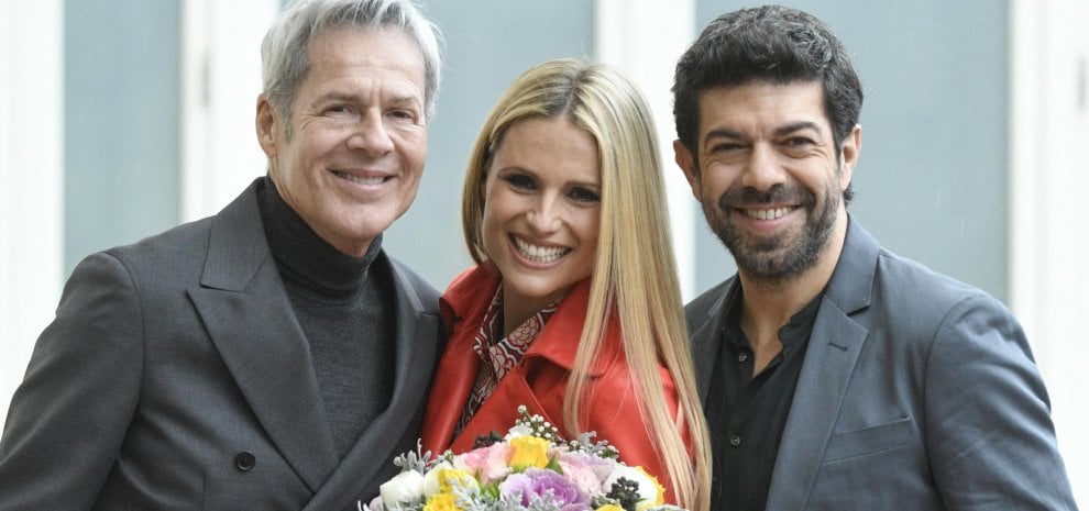 Sanremo 2018, Michelle Hunziker e Pierfrancesco Favino con Claudio Baglioni