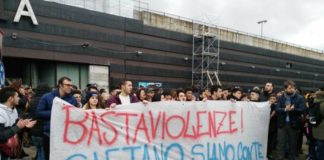 Napoli, in centinaia alla marcia di Scampia contro le baby gang