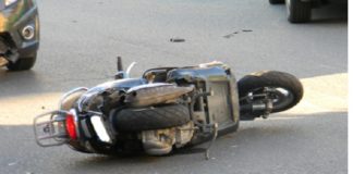 Napoli, Ponticelli: Investe uno scooter e scappa via. E' stato bloccato e arrestato