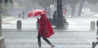 Allerta meteo Napoli si sveglia sotto l'acqua: disagi