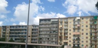 Napoli, Fuorigrotta degrado piazza Italia: «Per l’Epifania ridateci le giostre»