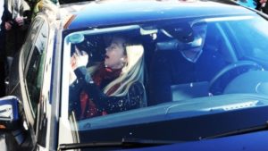 Giorgia Meloni in visita a Livorno: aggredita con bottigliate e sputi