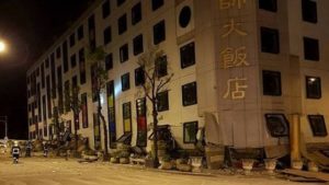 Terremoto a Taiwan. Crolla un hotel, persone intrappolate