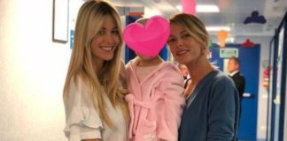 Una fotografia che racconta la speranza di una mamma, ma anche una lunga amicizia. A fianco di Elena Santarelli, che sta affrontando un periodo delicato della sua vita dovuto alla malattia del figlio, Alessia Marcuzzi si è mostrata ai follower di Instagram, abbandonando per qualche ora il «ruolo» di conduttrice televisiva dell'Isola dei Famosi. Come la stessa Santarelli aveva annunciato nei mesi scorsi, il suo Giacomo, 7 anni, primogenito figlio del calciatore Bernardo Corradi, è malato, e si sta sottoponendo a tutte le cure necessarie all’ospedale pediatrico Bambino Gesù di Roma. La showgirl ha deciso di dedicare all’amica un post, vicino all’immagine che le ritrae insieme a un gruppo di infermiere del reparto di oncoematologia (Santarelli nei mesi scorsi, dopo aver raccontato la sua vicenda privata, è stata attaccata sui social).
