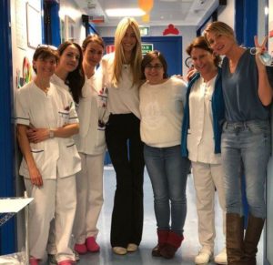 Alessia Marcuzzi in ospedale con Elena Santarelli: "Sei una guerriera"