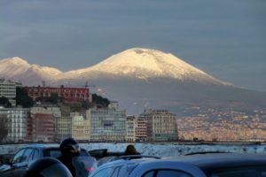 Neve a Napoli, Vesuvio imbiancato e fiocchi in tutta la città