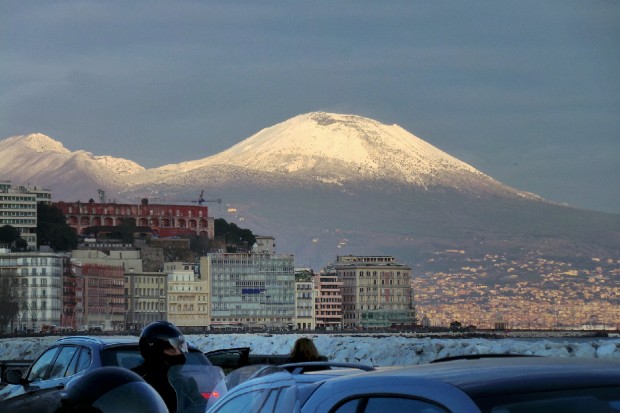 Maltempo a Napoli, forte vento e mare agitato: stop a collegamenti con le isole
