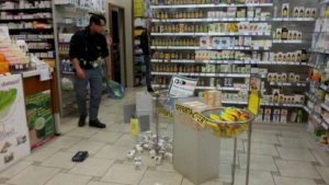 Cronaca di Napoli: Soccavo, rapina in farmacia con spari tra la gente