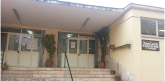 Pianura, piove nelle classi della scuola Pistelli. La protesta delle mamme