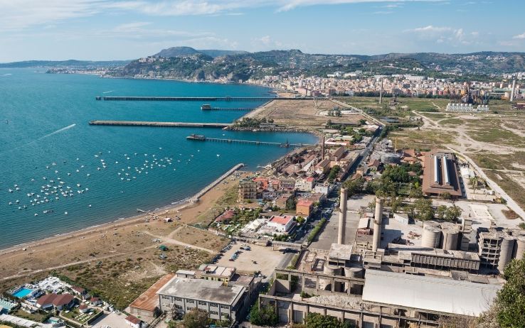 La storia di Bagnoli e dell'Italsider nel libro 'La maledizione dell'acciaio'