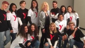 Antonella Clerici all'Ariston conduce con successo Sanremo Young. Ma per lei ci sono nuovi progetti per il futuro e mette al primo posto la famiglia.