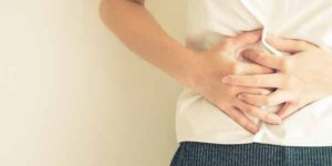 Gonfiore di pancia e stomaco: cause, sintomi e rimedi