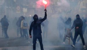 Napoli, corteo di CasaPoud: scontri con lancio di fumogeni e bombe carta