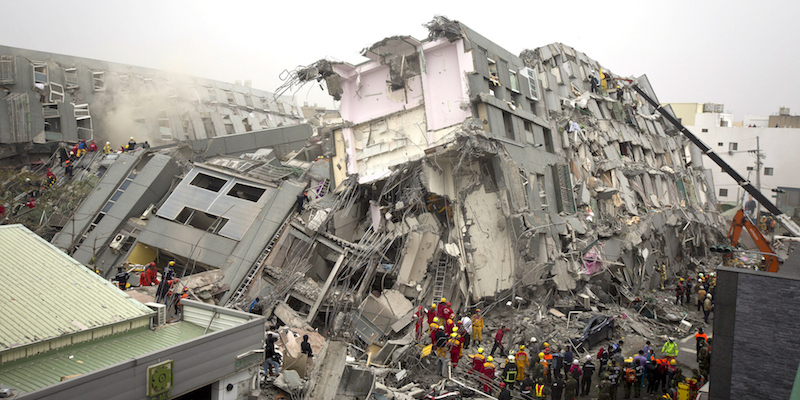 Terremoto a Taiwan. Crolla un hotel, persone intrappolate