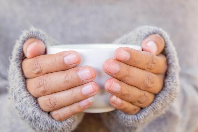 Mani fredde, uno studio rivela la causa e i rimedi