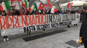 Napoli, corteo di CasaPoud: scontri con lancio di fumogeni e bombe carta