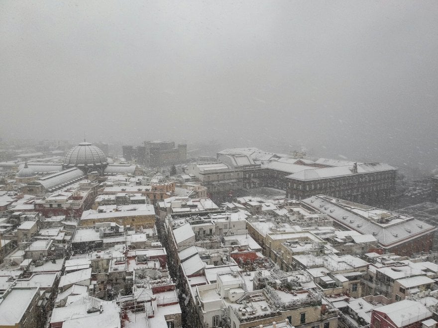 Allarme neve a Napoli, scuole e aeroporto sono chiusi