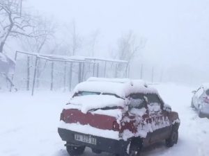 Allarme maltempo. Tempesta di neve sul Vesuvio: Bus e auto bloccate