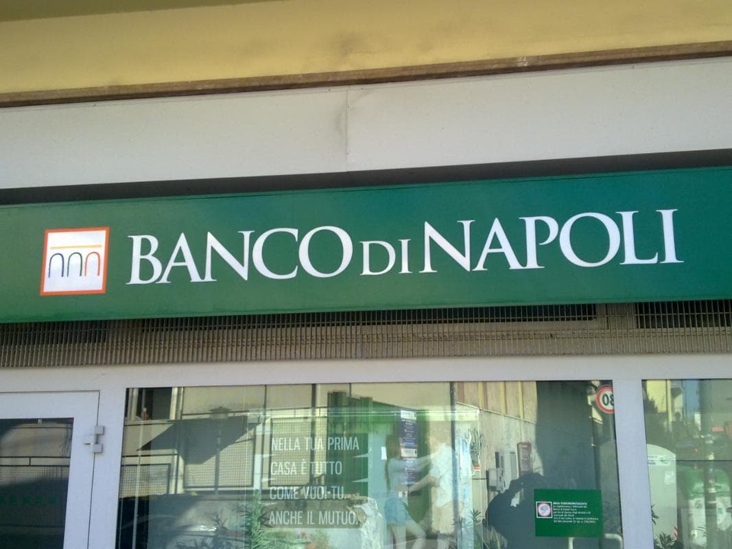 Intesa San Paolo Taglio Sportelli Scure Su Banco Di Napoli