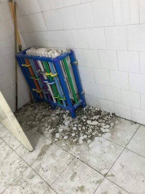 Pianura, piove nelle classi della scuola Pistelli. La protesta delle mamme