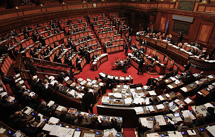 Taglio dei parlamentari: dalla prossima legislatura ci saranno 400 deputati e 200 senatori