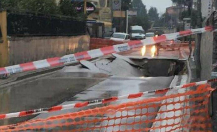 Cronaca di Napoli. Giugliano, paura per il crollo di una strada in centro