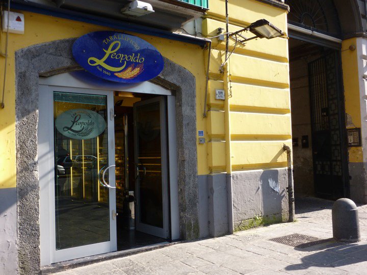 Cronache di Napoli: spari contro le vetrine del tarallificio Leopoldo