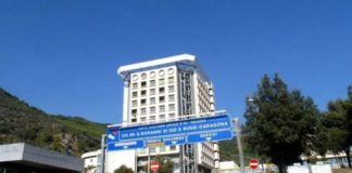 Salerno, giovane mamma allatta il figlio e si lancia nel vuoto