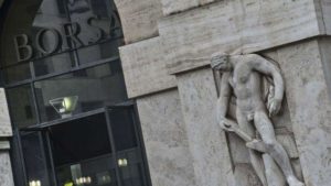 Mattinata negativa in Borsa dopo il rapporto deficit/pil previsto al 2,4% per tre anni nella nota di aggiornamento al Def