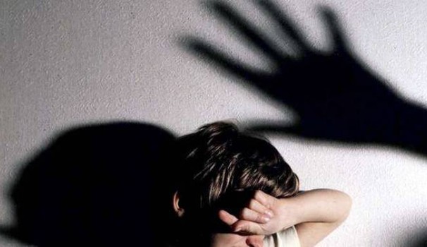 14 anni, subisce violenze in famiglia perché omosessuale