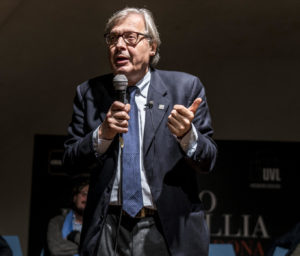 Vittorio Sgarbi "incorona" a Napoli 15mila studenti