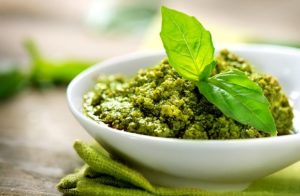 Il pesto può essere fatto anche senza sale. Ecco gli ingredienti