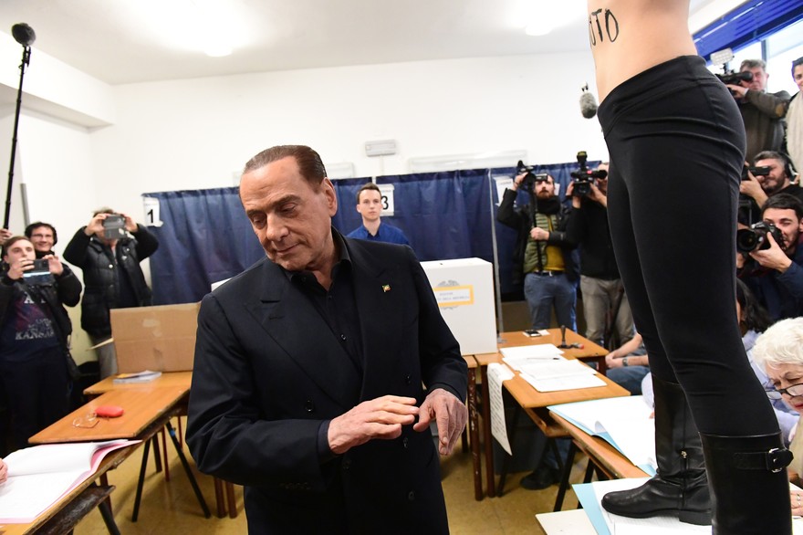 Berlusconi contestato al seggio: 'Femen' espulsa dall'Italia