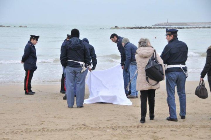 Salerno, studenti trovano un cadavere sul litorale Paestum