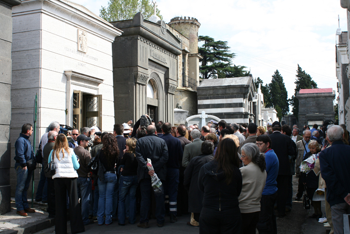 Cimiteri senza personale: a Napoli si può morire solo nei giorni feriali