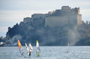 A Pozzuoli e' iniziato lo spettacolo della Coppa Italia di Windsurf