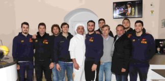 La Canottieri Napoli ha festeggiato la vittoria nel derby con il Posillipo con una cena a base di menù "giallorosso".