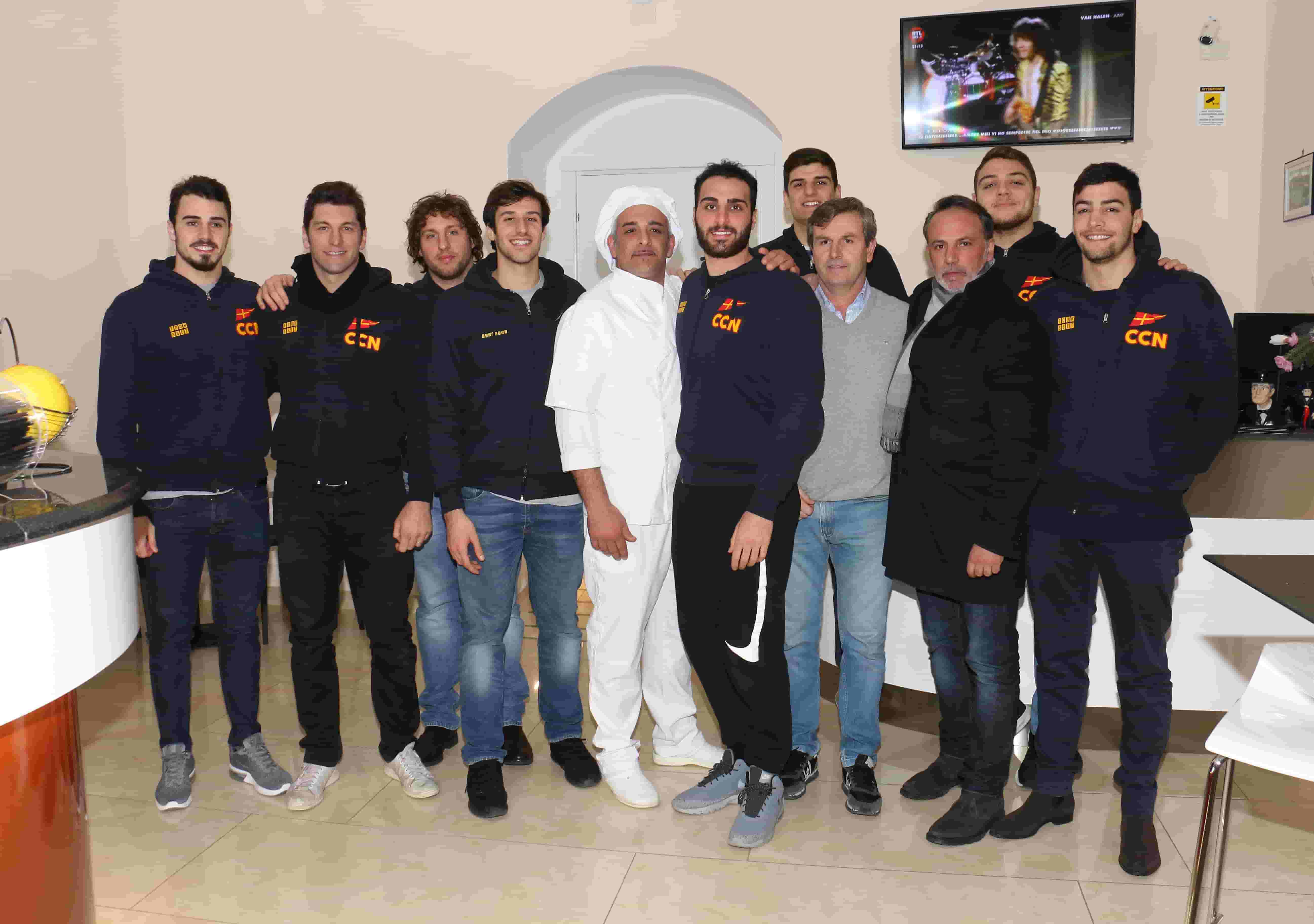 La Canottieri Napoli ha festeggiato la vittoria nel derby con il Posillipo con una cena a base di menù 