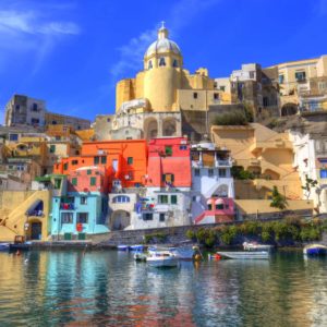 Un itinerario completo con informazioni delle 10 cose più belle da vedere e vivere a Procida in pochi giorni. Mare, escursioni in barca, dove mangiare e costi per dormire.