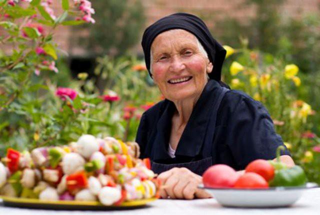 L'alimentazione è il segreto della longevità dei centenari 