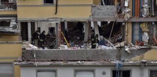 Milano, crolla palazzina di due piani: estratte 3 persone vive