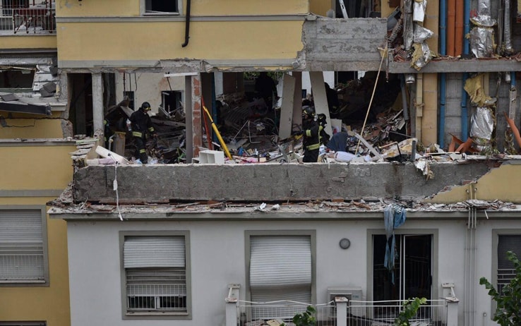 Milano, crolla palazzina di due piani: estratte 3 persone vive