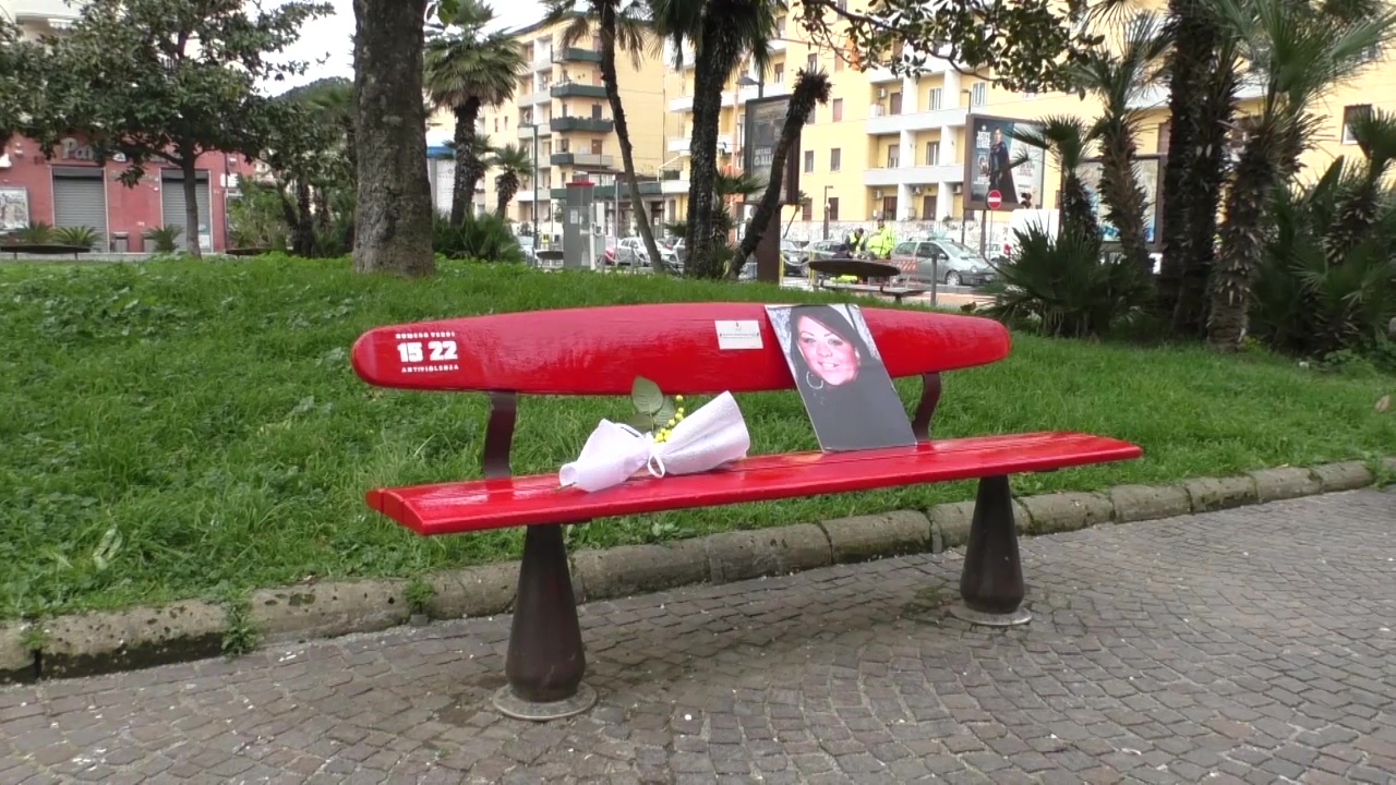 Napoli, Fuorigrotta: Vandalizzata la panchina rossa contro violenza sulle donne