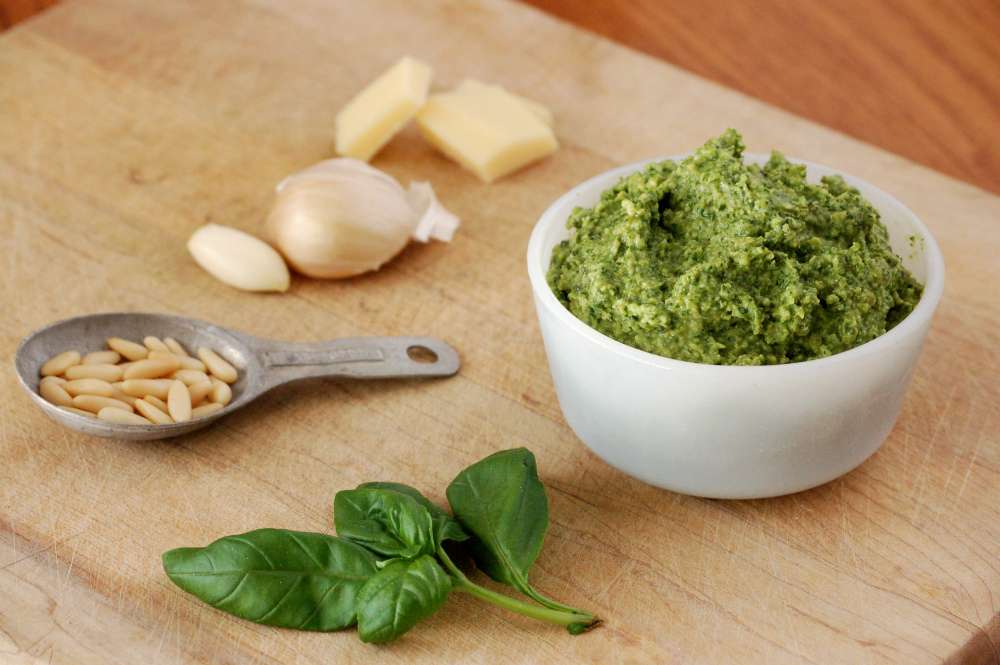 Il pesto può essere fatto anche senza sale. Ecco gli ingredienti