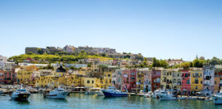 Procida, sbarca dall'aliscafo con hashish nelle tasche: 20enne arrestato
