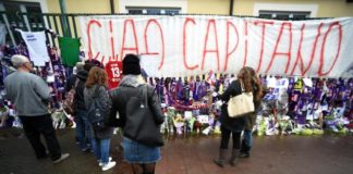 Davide Astori, sciarpe e bandiere viola per l'ultimo saluto