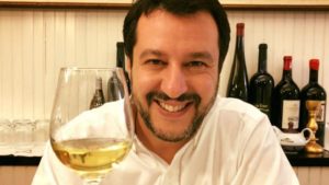 Elezioni 2018, Saviano risponde con ironia al “brindisi” di Salvini