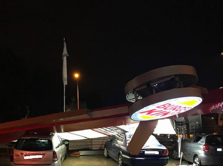 Caserta, paura per una violenta tromba d'aria: gravi danni e feriti Caserta, paura per una violenta tromba d'aria: gravi danni e feriti