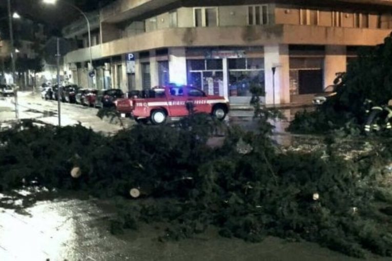 Caserta, paura per una violenta tromba d'aria: gravi danni e feriti Caserta, paura per una violenta tromba d'aria: gravi danni e feriti