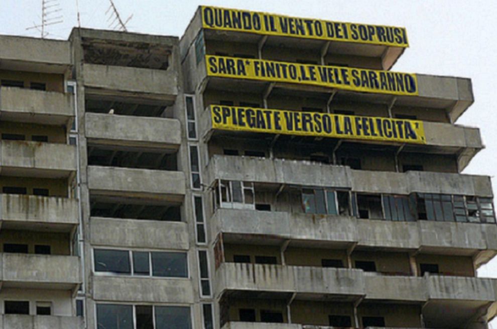 Scampia: quasi terminato il murales di Pasolini firmato da Jorit
